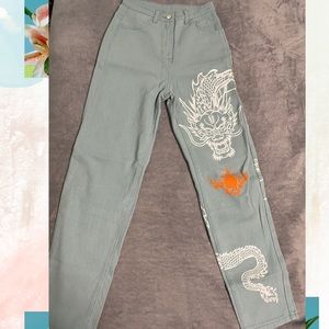 This denim jeans is the perfect mix of boyfriend/baggy pants. 💜